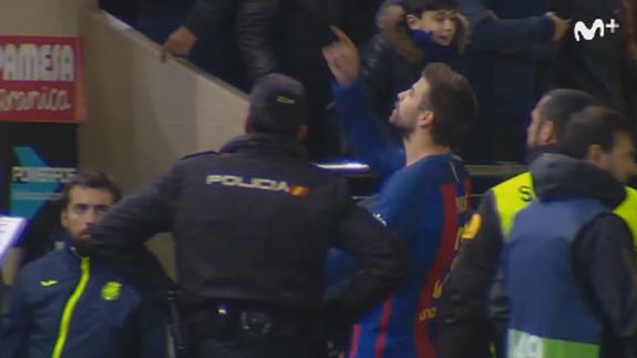 Gerard Piqué se dirige al palco del estadio de La Cerámica.