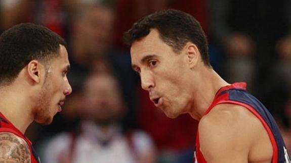 Pablo Prigioni, junto a Shane Larkin en un partido del Baskonia.