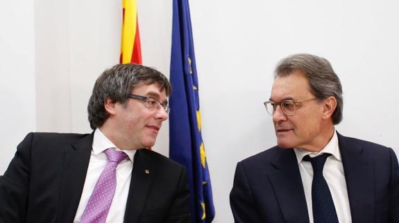 El presidente de la Generalitat, Carles Puigdemont., con Artur Mas.