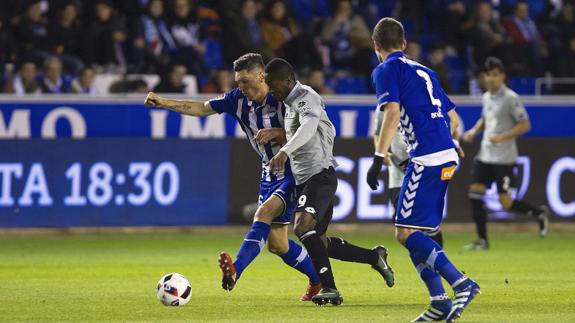 Daniel Torres (i) disputa un balón con el centrocampista colombiano del Deportivo de La Coruña Marlos Moreno. 