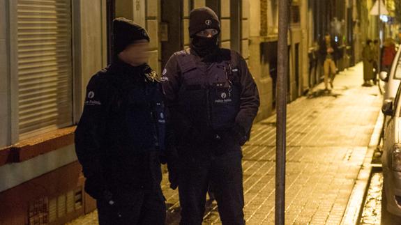 Dos agentes, durante los registros en Molenbeek. 