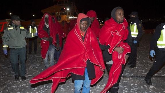 Inmigrantes rescatados en el puerto de Motril (Granada).