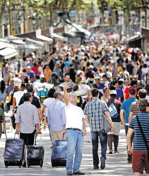 Turistas en la Rambla de Barcelona. 