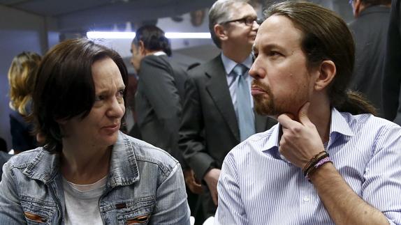 Carolina Bescansa junto a Pablo Iglesias.