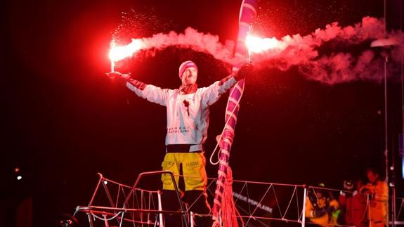 Armel Le Cléac'h celebra su victoria en la Vendée Globe. 