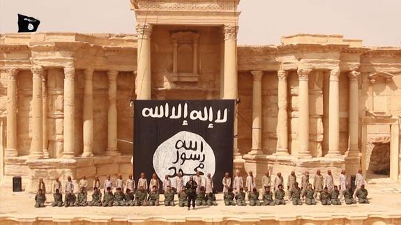 Imagen de los 25 soldados sirios antes de ser ejecutados en el teatro romano de Palmira. 