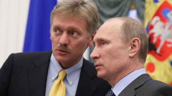 Dmitri Peskov, junto a Vladímir Putin.