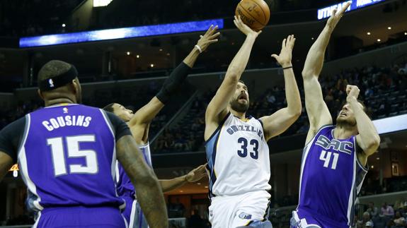 Marc Gasol, en una acción ante DeMarcus Cousins.