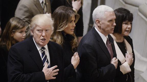 Donald Trump, junto a su esposa, Melania, y su vicepresidente, Mike Pence.