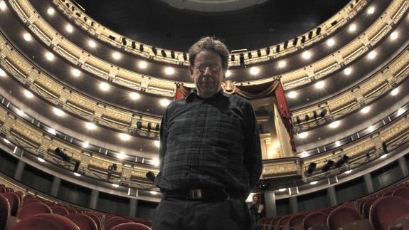 Philip Glass posa en el patio de butacas del Teatro Real.