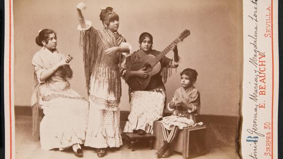 Grupo flamenco femenino.