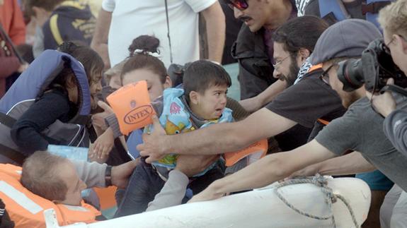 Un niño, aterrorizado, a su llegada a tierra.