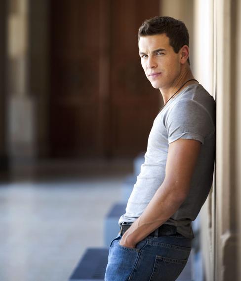 Mario Casas posa. 