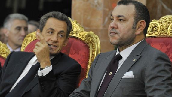 Mohamed de Marruecos recibe a Nicolas Sarkozy (i). 
