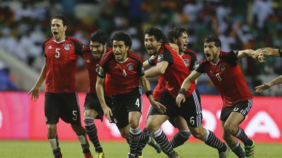 Los jugadores egipcios celebran el triunfo. 