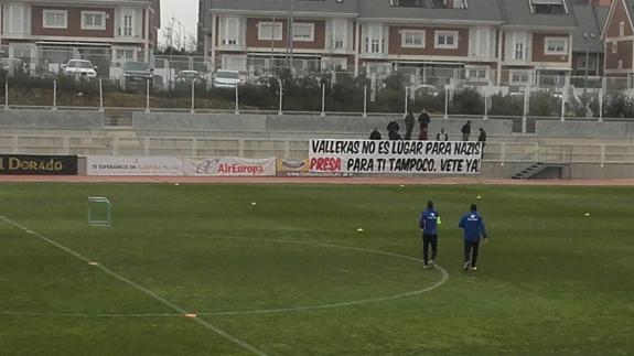 Algunos aficionados del Rayo contrarios a Roman Zozulya. 