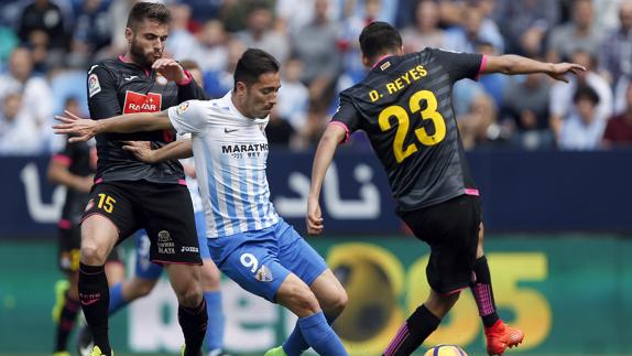 El delantero del Málaga Charles Dias disputa un balón con David López y Diego Reyes.