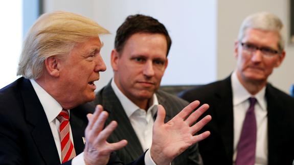 Donald Trump con Tim Cook, CEO de Apple, y Peter Thiel, miembro del consejo de Facebook.