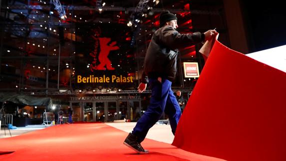 Un trabajador ayuda en los preparativos de la Berlinale. 