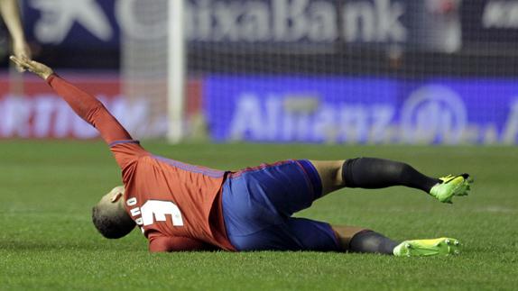 Tano pide asistencia tras lesionarse. 