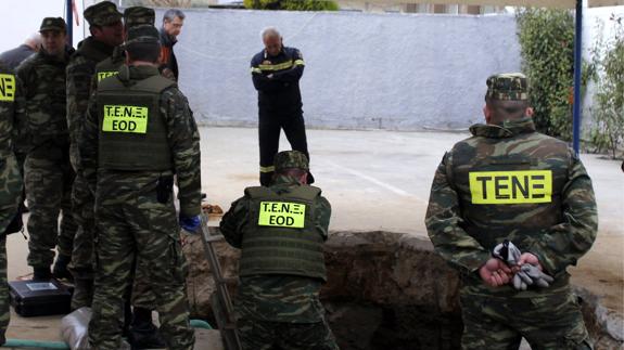 Artificieros, desactivando la bomba.