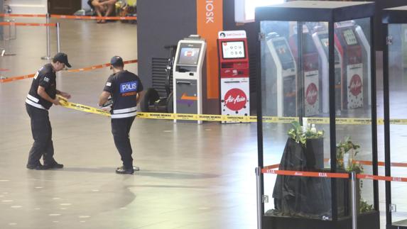 Los agentes acordonan la zona del aeropuerto de Kuala Lumpur donde se produjo el asesinato.