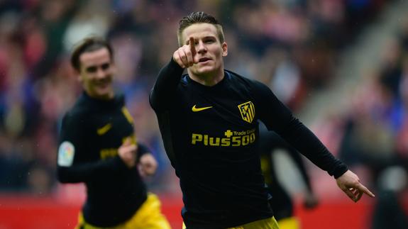 Gameiro celebra uno de sus goles ante el Sporting. 