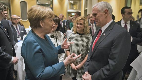 El vicepresidente Mike Pence, charla con Angela Merkel en la Conferencia de Seguridad de Múnich.