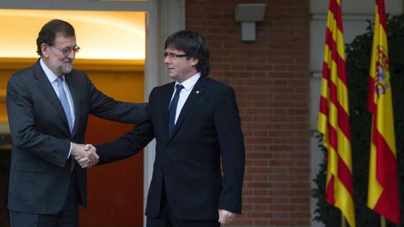 Mariano Rajoy y Carles Puigdemont el pasado abril.