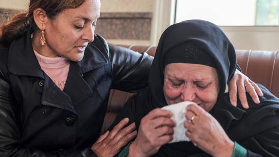 Nabila, consolada por una mujer. 