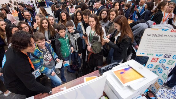 Estudiantes en el stand de HP en YoMo.