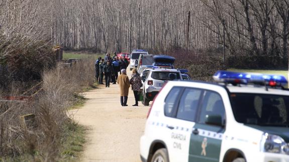 Agentes de la Guardia Civil en la zona donde encontraron el cadáver el pasado domingo. 