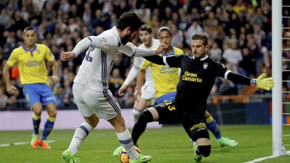 Isco, ante Javi Varas. 