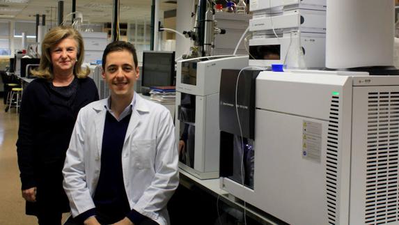 La directora del CEMBIO y catedrática de química analítica de la Universidad CEU San Pablo, Coral Barbas y el investigador de la CEU USP y primer autor del artículo, David Rojo, en el CEMBIO.
