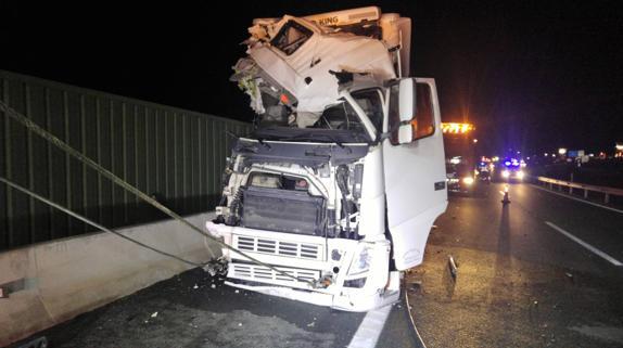 Estado en el que ha quedado el tráiler implicado en el accidente.