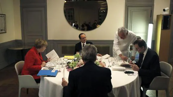 Merkel, Hollande, Gentiloni y Rajoy, durante la cena con motivo de la cumbre de Versalles.