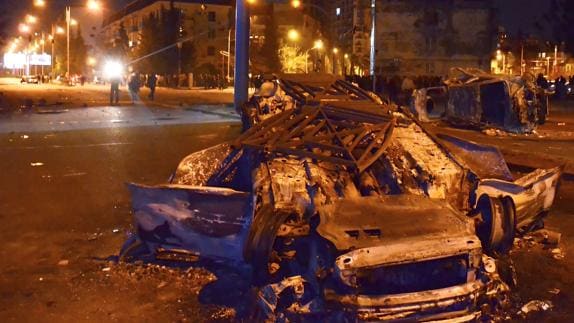 Varios coches quemados tras las protestas.