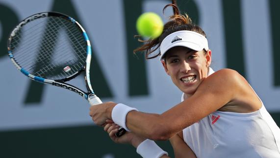 Muguruza devuelve una bola a la ucraniana Elina Svitolina.