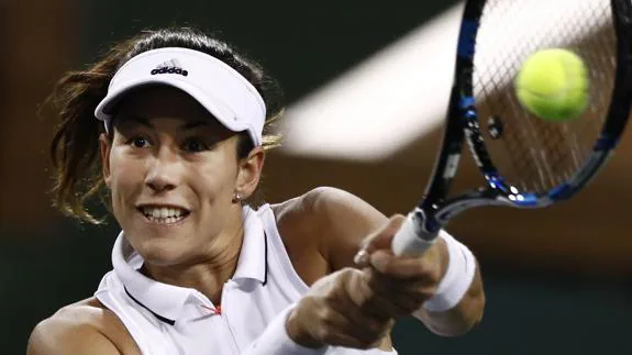 Muguruza devuelve una bola ante Pliskova.