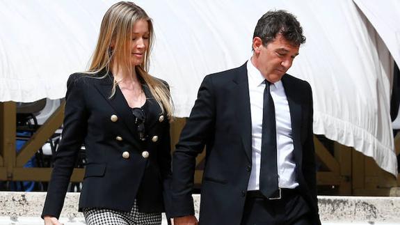 Antonio Banderas, junto a su pareja, Nicole Kimpel.