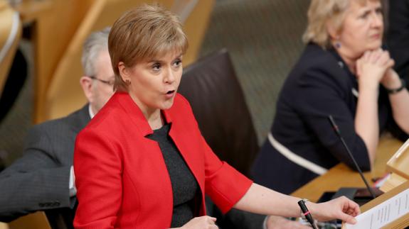 Nicola Sturgeon interviene ante el Parlamento escocés.