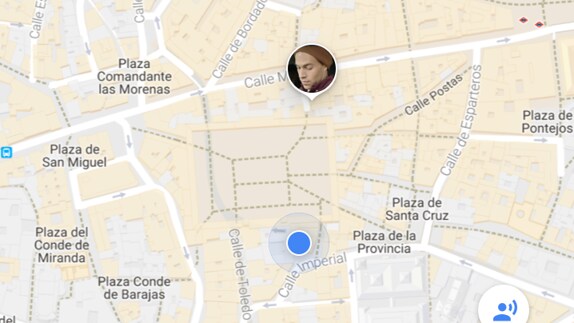 Un usuario localiza un contacto en su app de Maps.