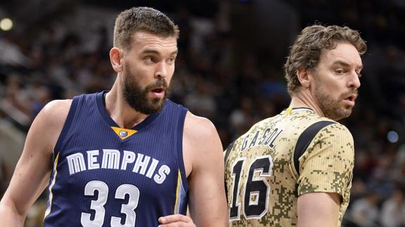 Marc y Paul Gasol, durante el encuentro Grizzlies - Spurs.