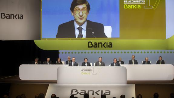 El presidente de Bankia Jose Ignacio Goirigolzarri (6i), durante la junta de accionistas de la entidad. 