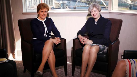 Sturgeon y May.