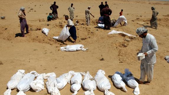Desenterramiento de los ejecutados durante la persecución política del régimen de Sadam Hussein, en el año 2003. 