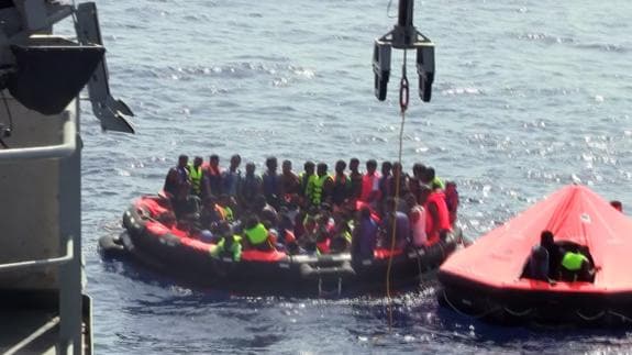 Al menos 97 migrantes desaparecidos tras un naufragio frente a las costas de Libia.
