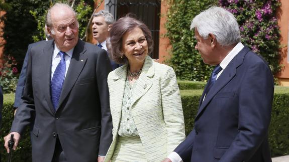 Don Juan Carlos, doña Sofía y Felipe González, en el 25 aniversario de la inauguración de la Expo 92 de Sevilla.