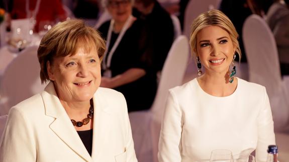 Ivanka Trump (d), junto a Angela Merkel.