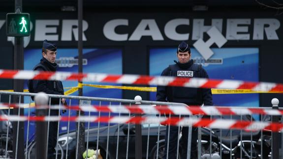 Policías en París durante un registro.